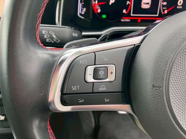 ドライバーとお車を繋ぐステアリングスイッチ。お手元のボタンで操作できます。