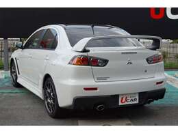 ツイステッドウィングタイプ大型リヤスポイラー　大口径デュアルテールパイプ