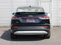 エキゾーストパイプのないリヤエンドには、ライトストリップで一直線につながったLEDリヤコンビネーションライト、ミリ秒単位で光が流れるように点灯して曲がる方向を示すダイナミックターンインディケーターを採用