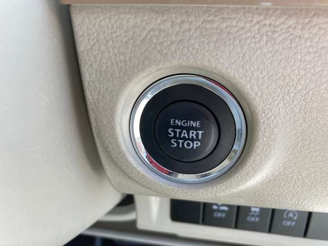 キーレスをお持ちであればエンジンスタートはこのボタンを押すだけです。バックなどから出す必要もなく便利ですよ！