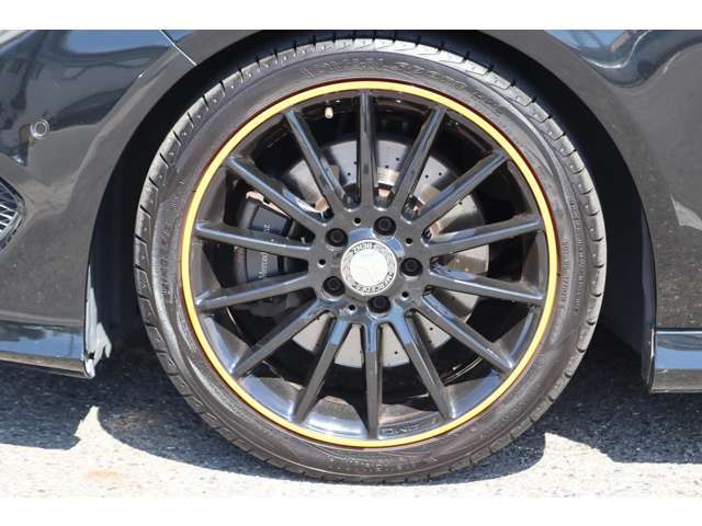 AMG18インチAWで、オレンジアートエディションならではのアクセントがリムに装着されております。