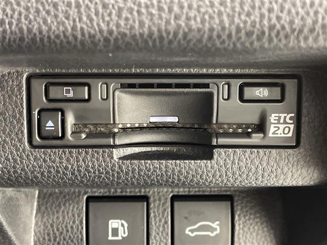 【ETC】有料道路を利用する際に料金所で停止することなく通過できる、ETC車載器（ノンストップ自動料金収受システム機器）が装備されています。セットアップを行うことで利用可能になります。