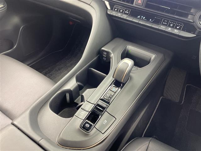 【シフトレバー】シフトも操作しやすく快適なドライブを楽しんでいただけます！