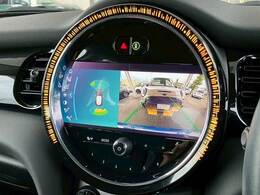 バックカメラ装備。後方確認に役立ち、楽々駐車やバックをしていただけます。