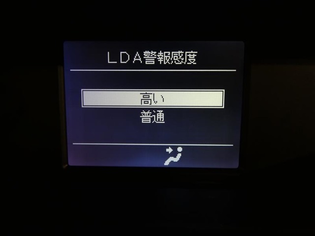 【LDA警報機能】・・・車線から逸脱する可能性があるときにディスプレーやブザーで注意を促します。