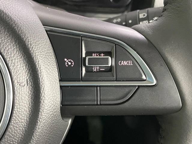 【クルーズコントロール】高速道路もラクラク走行。アクセルを離しても一定速度で走行ができ、長距離運転時の負担を軽減！加速・減速も簡単なスイッチ操作で調整できます。
