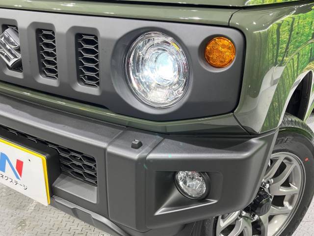 【LEDヘッドライト】悪天候や夜間走行時も良好な視界を確保し安心して運転できる高輝度LEDヘッドライトを装備！点灯速度が早く、消費電力も抑えられています。