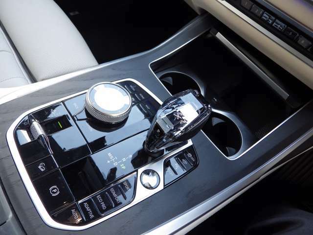BMWの電子式シフトレバーはシンプル設計で機能的です。誤操作防止機能になっています