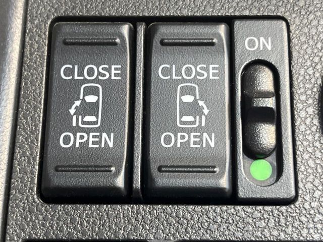 【両側パワースライドドア】スマートキーや運転席のスイッチで後席両側スライドドアの開閉が可能♪電動だから力を入れてドアを開ける必要が無く、小さなお子様でも簡単に開け閉めでき快適です♪