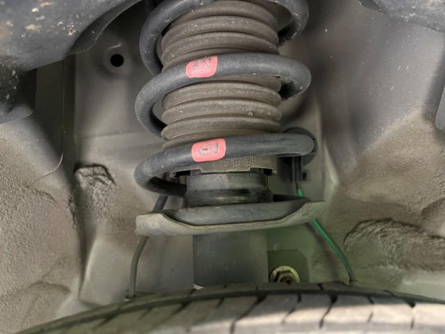 お車を安心してお乗りいただく為には、足回りの定期点検が欠かせません。サービスサポート（有償保証）では無料点検もご提供しており、安心のカーライフをお過ごしいただけるサポート体制が整っています。