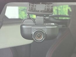 【ドライブレコーダー】安心・安全なカーライフに必須のドライブレコーダーを装備！走行中はもちろん、あおり運転や事故に遭遇した際の状況も映像で記録し、万一のリスクに備えます。