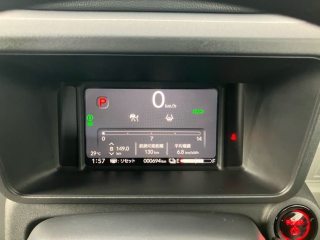 ホンダセンシング装着車となっております。衝突軽減ブレーキ、誤発進抑制機能、歩行者事故低減ステアリング、路外逸脱抑制機能、アダプティブクルーズコントロール、車線維持支援システム他、8つの機能で幅広く支援