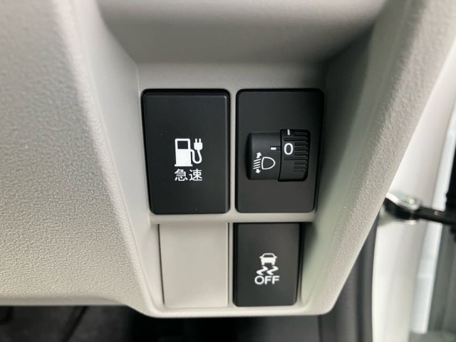 ホンダセンシング装着車となっております。衝突軽減ブレーキ、誤発進抑制機能、歩行者事故低減ステアリング、路外逸脱抑制機能、アダプティブクルーズコントロール、車線維持支援システム他、8つの機能で幅広く支援