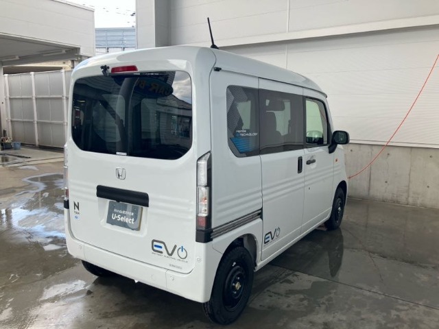 ホンダセンシング装着車となっております。衝突軽減ブレーキ、誤発進抑制機能、歩行者事故低減ステアリング、路外逸脱抑制機能、アダプティブクルーズコントロール、車線維持支援システム他、8つの機能で幅広く支援