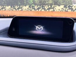 【8.8インチマツダコネクト】車内の雰囲気にマッチした大型のディスプレイ。スマホ接続でのナビ使用やBluetooth再生等、様々な機能が楽しめます。直感的なダイヤル操作が可能で、使い勝手も良好です。