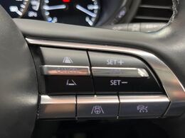 【マツダ・レーダークルーズコントロール】高速道路での長距離走行が楽に！自動で速度を保つクルーズコントロールが、衝突軽減システムと連携し、前方の車両を感知して車間を保つように速度調節してくれます！！