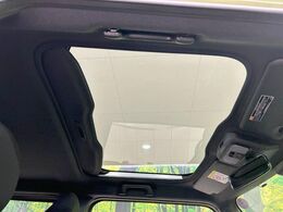 【ガラスルーフ】ガラスルーフ搭載で車内の解放感が一気にアップ！開放的なドライブをお楽しみいただけます。