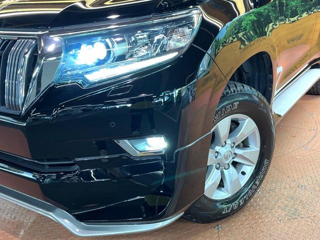 【LEDヘッドライト】悪天候や夜間走行時も良好な視界を確保し安心して運転できる高輝度LEDヘッドライトを装備！点灯速度が早く、消費電力も抑えられています。