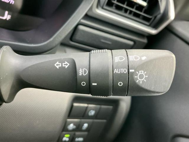 WECARSの展示場では実際に見て、触ってお車をお選びいただけます！知識の豊富な営業スタッフが様々なカーライフをご提案いたします！