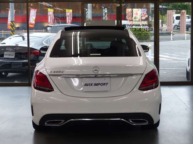 AMGスタイリングフロントスポイラー・サイド＆リアスカート・Mercedes-Benzロゴ付ブレーキキャリパー・18インチAMG5ツインスポークアルミホイールが装備され、
