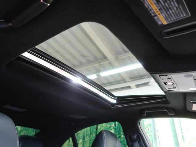 【サンルーフ】開放感たっぷりの希少装備、サンルーフが装着されています！車内に明かりを取り入れたり景色を楽しむ以外にも、車内の空気も簡単に換気できて快適です！