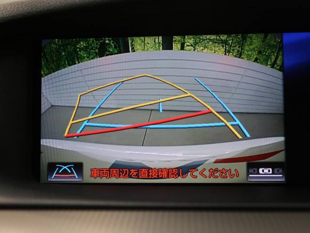 【バックカメラ】駐車時に後方がリアルタイム映像で確認できます。大型商業施設や立体駐車場での駐車時や、夜間のバック時に大活躍！運転スキルに関わらず、今や必須となった装備のひとつです！
