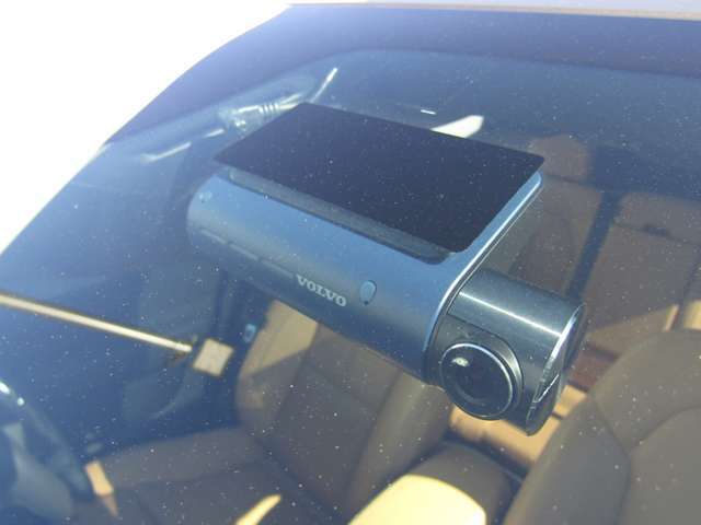 ボルボ純正のドライブレコーダーを装備　クラッシュテストなどボルボの厳しい安全基準に従って開発された純正品は、映像をスマートフォンにて確認できる高性能な一品です