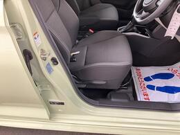 運転席はシートリフター付きです。