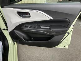 運転席ドアの内側のパネルです。