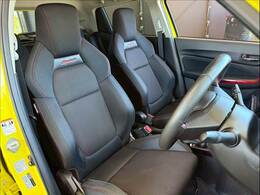 各種ブランドのシートカバーの取り扱いもございます。また、弊社オリジナルフロアマットもご用意しております。自慢の愛車をアレンジしてみてはいかがでしょうか。