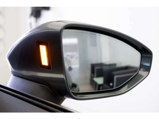 ドライバーの死角を並走する車両を検出して、事故を未然に防ぐシステムです。LED点灯中にその向きのターンシグナルを出すと、LEDが点滅して事故の危険を知らせます。
