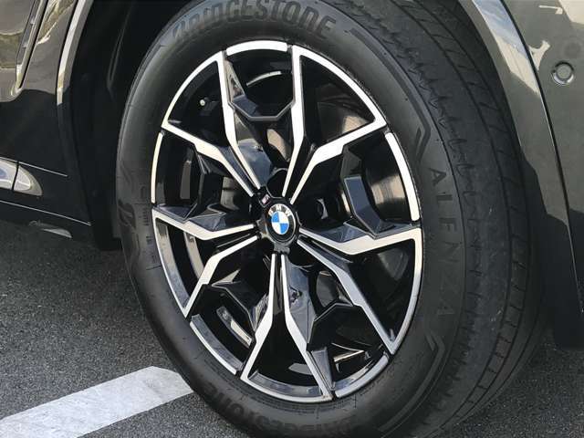 BMW純正19インチホイール。洗練されたデザインで、足元の個性を引き立てます。