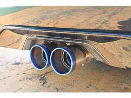 ロッソモデロ製マフラーカッターが装着されております！チタンカラーデザインでカッコイイですよ♪