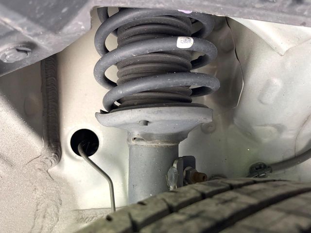 お車を安心してお乗りいただく為には、足回りの定期点検が欠かせません。サービスサポート（有償保証）では無料点検もご提供しており、安心のカーライフをお過ごしいただけるサポート体制が整っています。