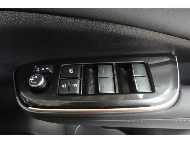 オールオートですので運転席からどの席の窓でも全閉全開が簡単に出来ますよ。