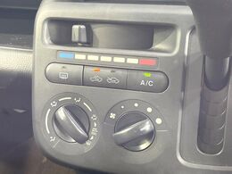 寒い冬も暑い夏も全席に快適な空調を届けてくれる、ダイヤル式エアコンを装備♪