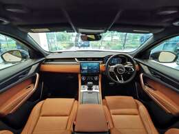 JAGUARならではの高級感と水平性を意識したデザインになっており、無駄のないラグジュアリーな作りを実現したインテリアとなっております。