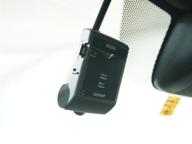 ◆ドライブレコーダー◆映像・音声などを記録する自動車用の装置です。　もしもの事故の際の記録はもちろん、旅行の際の思い出としてドライブの映像を楽しむことができます。