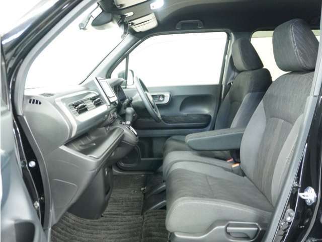 運転席と助手席は足元が繋がっているので自由に行き来しやすいので駐車場が狭いときでも助手席側からスムーズに乗り降りできて便利！