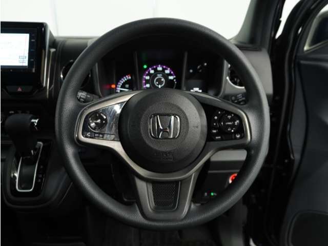 【Honda SENSING】 カメラ等装置で精度の高い検知能力を発揮、安全運転を支援します。ステアリング上のコントローラーに注目！