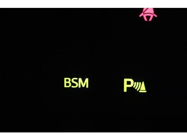 BSM（ブラインドスポットモニター）を装備。　隣の車線を走る車両を検知、車両が死角エリアに入るとドアミラーのインジケーターが光ってお知らせ！