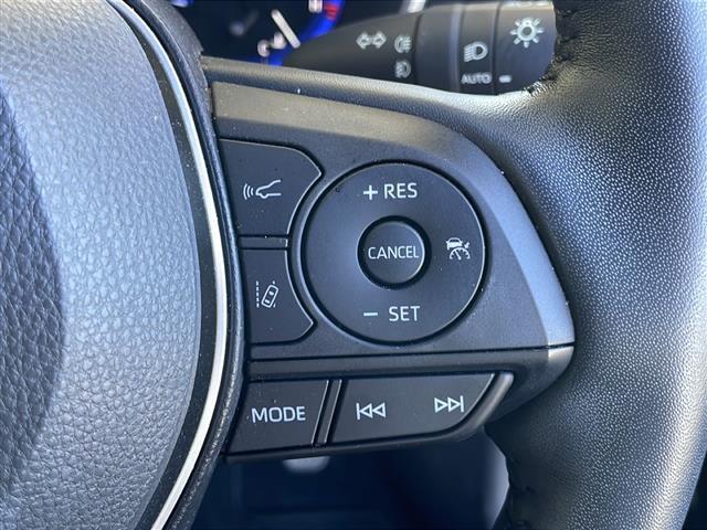 【　レーダークルーズコントロール　】ミリ波レーダーなどからの情報により先行車を認識。設定車速内で車間距離を保ちながら追従走行します。