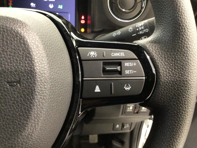 【アダプティブ・クルーズ・コントロール】予め設定した車速内でクルマが自動的に加減速。 前走車との適切な車間距離を維持しながら追従走行し、高速道路でのドライバーの疲労を軽減してくれる嬉しい機能付♪