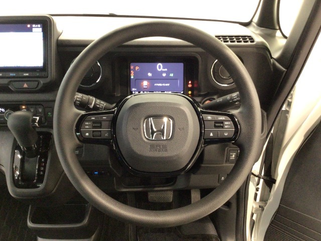 運転にかかわる様々な操作を安全に行えるように視点移動が少なく操作性に配慮されたスイッチ類が凝縮されたコクピットです。
