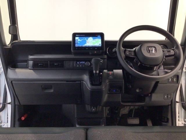 【前方視界】開放的な前方視界！運転がしやすく疲れにくいです♪窓が大きく、見通しがとっても良いおクルマですよ♪