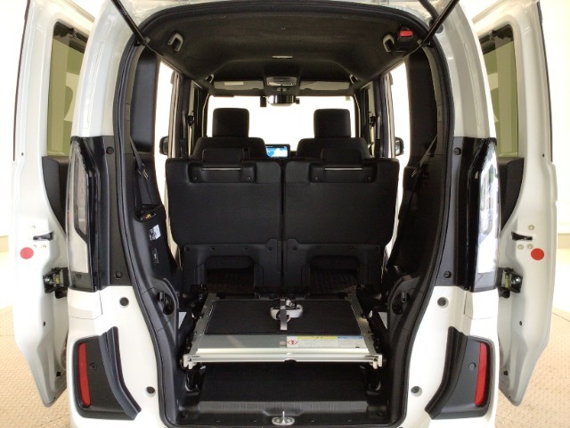 車いすが乗車していない場合は、スロープを前に倒して通常のラゲッジスペースとして使用することができます。