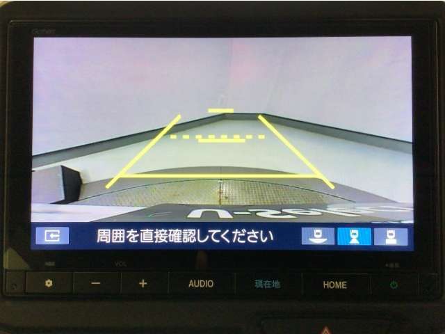 【バックカメラ】運転が苦手な方も車庫入れラクラクです！ギアをリバースに入れれば自動的に切り換わりますので、面倒な操作は不要です♪狭い駐車場もお車を傷つけず安心ですね！
