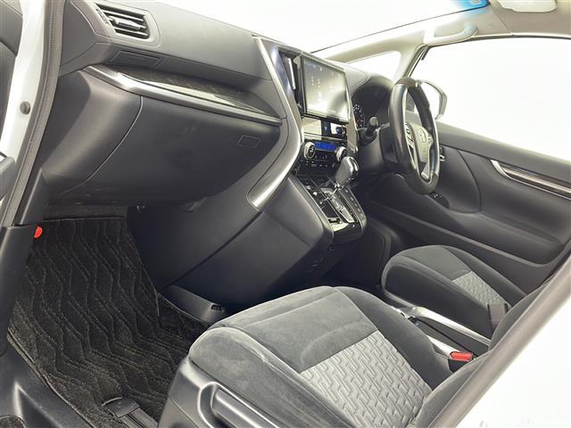 【フロアマット】ニオイが気になる方は消臭効果のある内装クリーニングオプションがおすすめです！またオプションパーツのご用意もありますので、自分だけのオリジナルの車内空間をお創りいただけます！