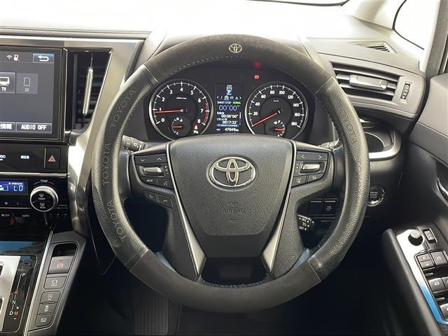 【ステアリング】軽い力で扱いやすいハンドルです。目立つ傷やスレなどなく綺麗な状態です！除菌プランいれていただくとさらに快適に！清潔なお車はお子様にも安心ですね！