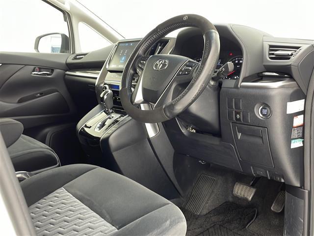 【ステアリング】軽い力で扱いやすいハンドルです。目立つ傷やスレなどなく綺麗な状態です！除菌プランいれていただくとさらに快適に！清潔なお車はお子様にも安心ですね！